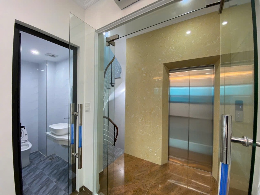 NHÀ ĐẸP GẦN PHỐ PHẠM VĂN ĐỒNG - 7 TẦNG – THANG MÁY – TIỆN ÍCH BẠT NGÀN